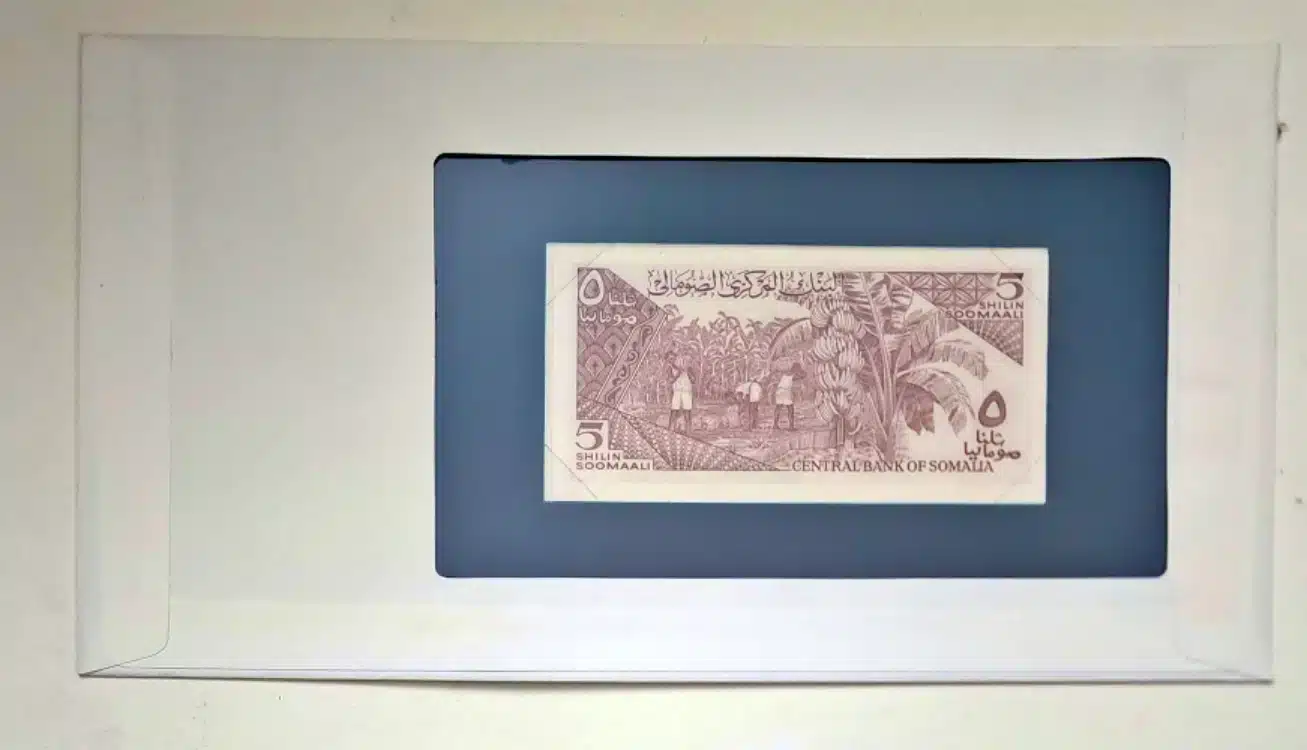 somalia-banknotes of all-nations-5-shilling-postmarked-09-09-1986-back Somalia 5 Shilling Banknote Franklin Mint – Serial No. 623133 Back